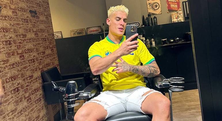 Tiago Ramos, ex-namorado da mãe de Neymar, pinta o cabelo de loiro e reclama do preço - Foto: Reprodução / Twitter
