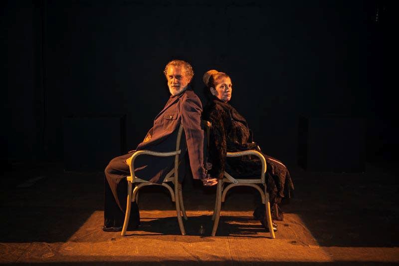 Tassia Camargo na peça "As Cadeiras" de Edi Botelho (Foto Reprodução/Internet)