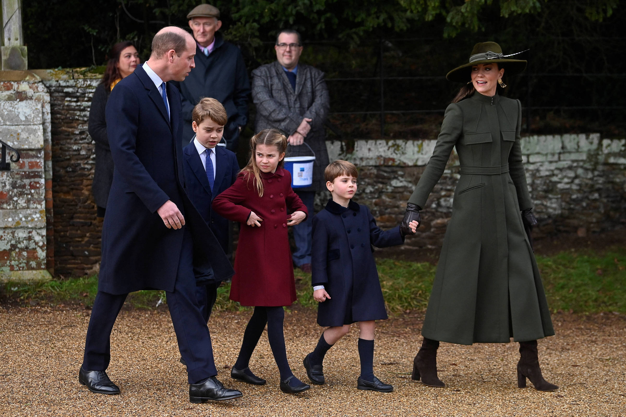 William e Kate, príncipe e princesa de Gales, acompanhados dos filhos durante caminhada festiva de Natal - Toby Melville/Reuters