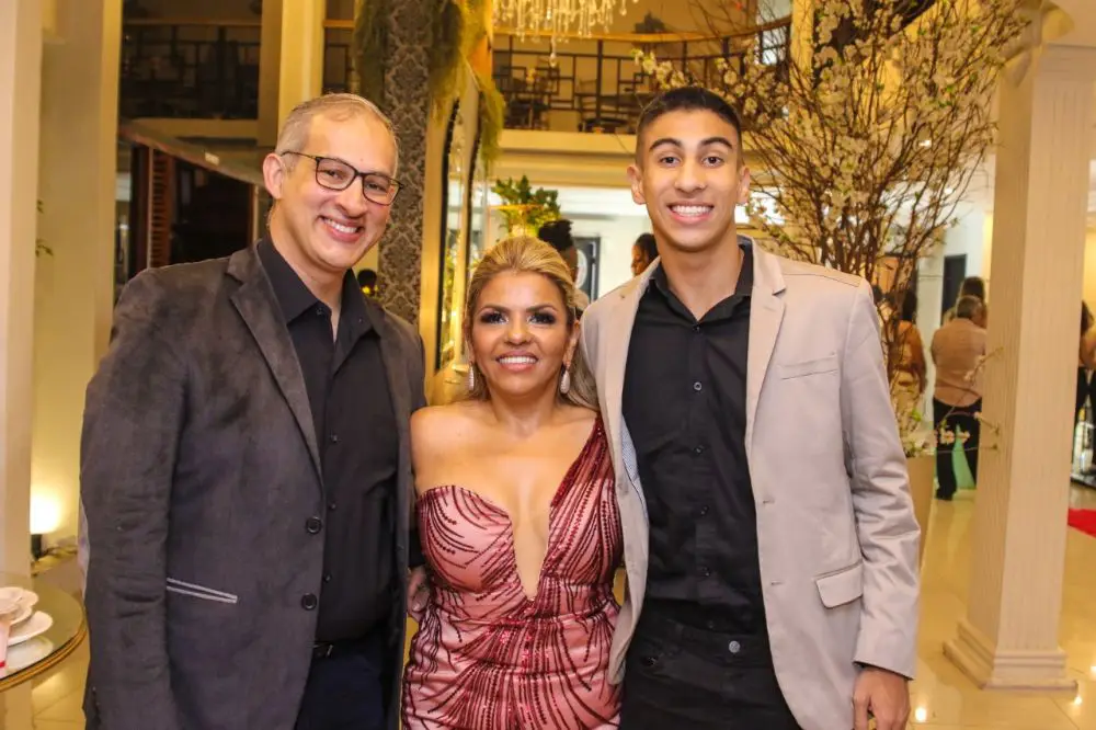 Empresária Diana Mota Ganha Destaque Entre Os Famosos Com O Seu Dom Da Decoração E Cenografia 2 Diana Mota Ladeada Pelo Marido Leandro Mota E O Filho Carlos Mota - Crédito Da Foto: Thiago Duran / Divulgação
