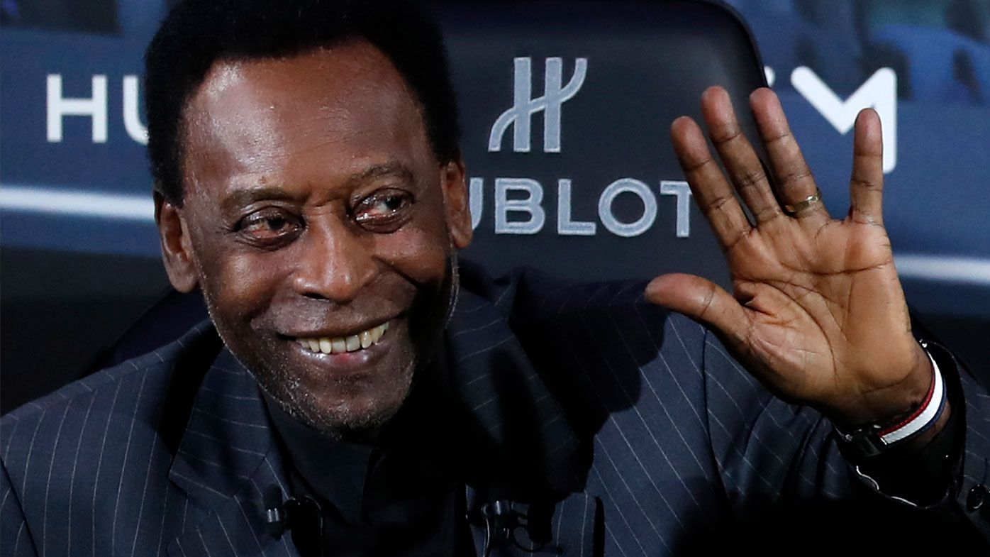 Segurando a mão de Pelé em foto, filho do ex-atleta se pronuncia e declaração comove fãs