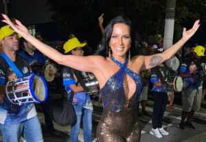 Carla Prata capricha no look para noite de samba no ensaio de rua da Acadêmicos do Tucuruvi