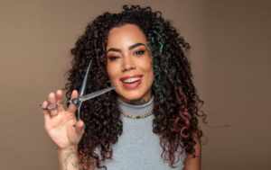 Nataly Sgoviah mostra a importância da Terapia Capilar Naturalista