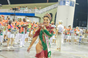 Ingrid Mantovani é coroada Rainha de Bateria da X9 Paulistana durante ensaio no Anhembi