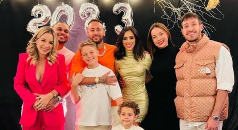 Neymar celebra Ano-Novo com Bruna Biancardi, filho e a ex Carol Dantas