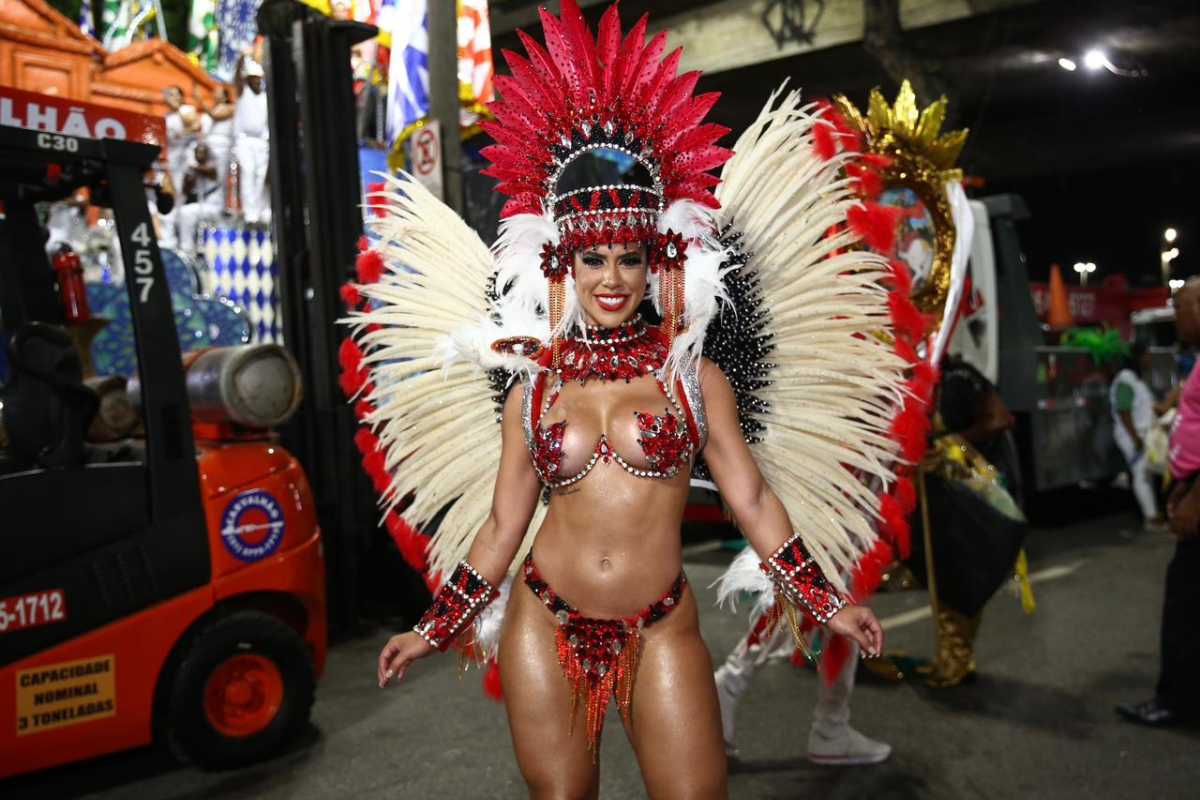 Larissa Tomásia fantasiada para desfile da Império Serrano no Carnaval do Rio de Janeiro - Foto: Roberto Filho/Brazil News