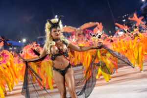 Danny Foxx abre desfiles da Lins Imperial representando a “Rainha Infernal”