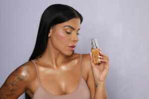 Evelyn Regly aposta em iluminadores corporais “é o diferencial do look de Carnaval”