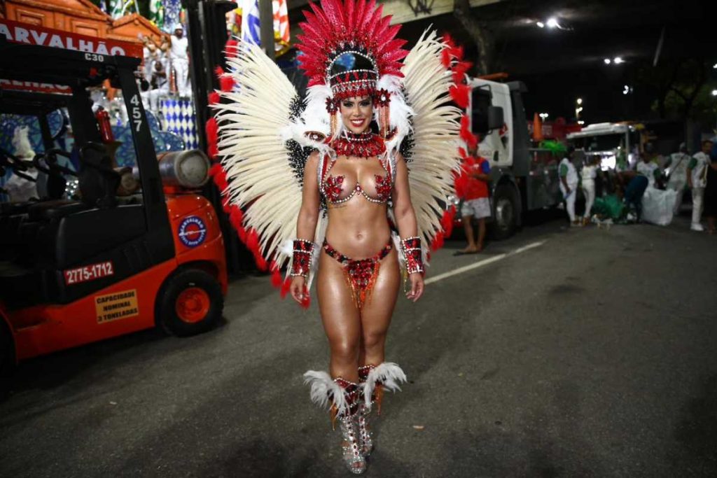 Larissa Tomásia fantasiada para desfile da Império Serrano no Carnaval do Rio de Janeiro - Foto: Roberto Filho/Brazil News