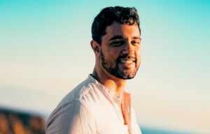 Maurício Alencar revela os segredos das redes sociais dos participantes do BBB