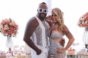 Claudinho do Grupo Negritude Jr e a sua esposa Roneia Forte, comemoram em grande estilo 50 anos