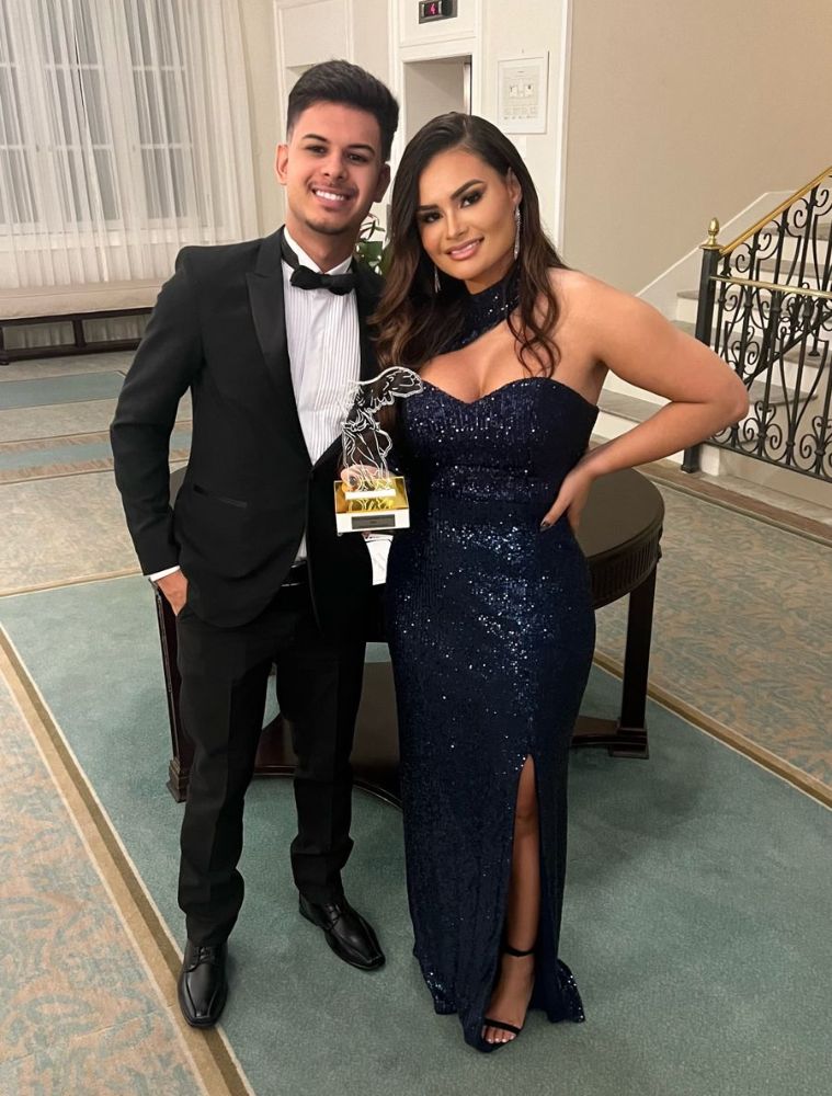 Vanessa Medeiros, Especialista Referência Em Micropigmentação, Recebe Prêmio No Copacabana Palace 3 Vanessa Medeiros E O Filho Robert Medeiros França - Foto: Acervo Pessoal