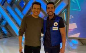 Apresentador Thiago Rocha ganha homenagem no Programa Domingo Legal