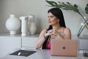 Ana Carolina Pio é uma mulher de sucesso no ramo imobiliário