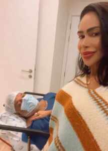 Fabi Frota realiza visita em hospital para o marido Alexandre Frota após a cirurgia de diástase e hérnia