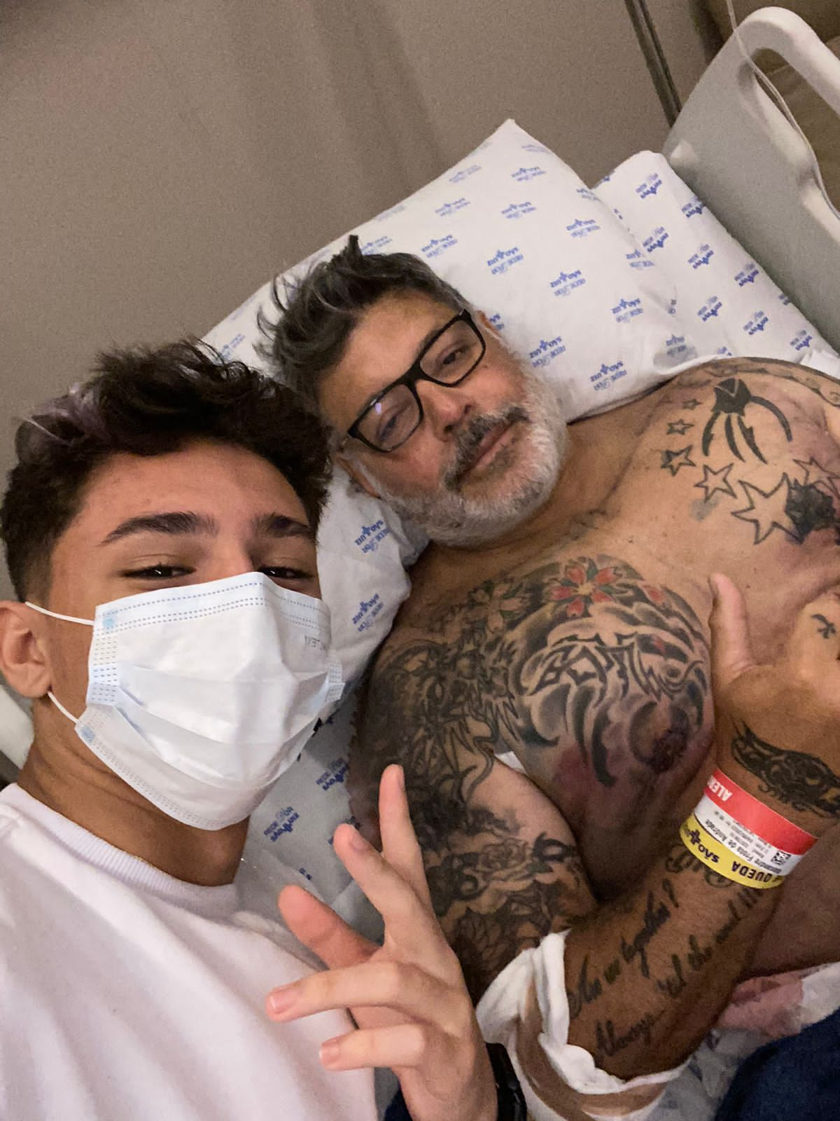 Fabi Frota realiza visita em hospital para o marido Alexandre Frota após a  cirurgia de diástase e hérnia