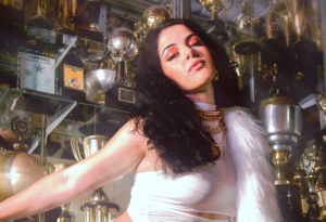 Marina na voz lança single “Dona do Lugar”