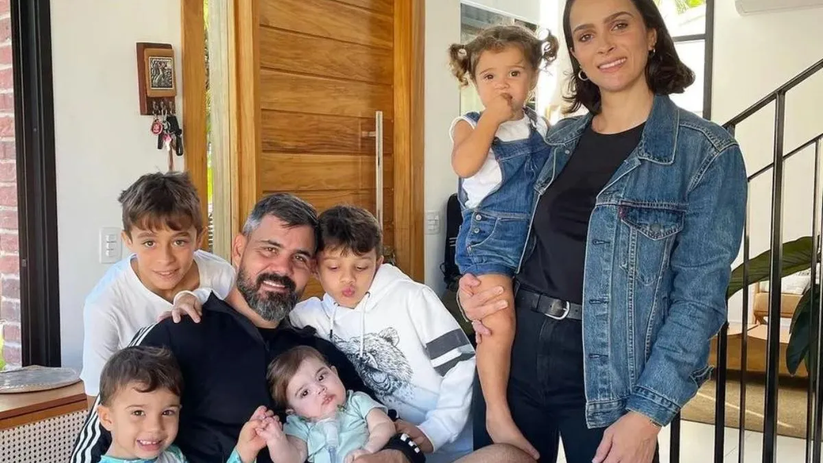 Juliano e Letícia Cazarré com a família – Foto: Reprodução / Instagram