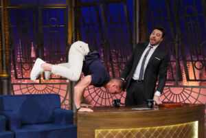 Luiz Mesquita impressiona Danilo Gentili com exercícios de calistenia no The Noite