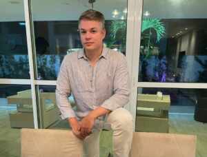 Influenciador Anderson Felício exibe cabelo grisalho: “Não troco eles por nada”