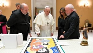 Lula presenteia o Papa Francisco, no Vaticano, com obra do xilogravurista pernambucano J. Borges
