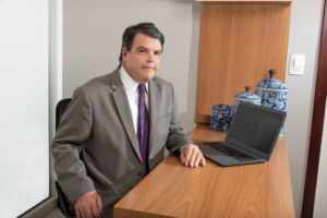 Especialista em transplantes capilares, Dr. Byron José, explica sobre o procedimento