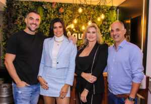 Ex BBBs Mariana Felício e Daniel Saullo esbanjam simpatia em inauguração de loja de banheiras e Ofurôs