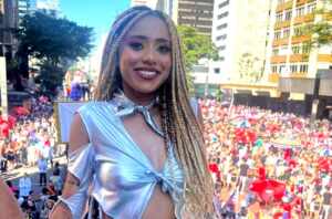 Cantora e compositora Aristella foi um dos destaques na 27ª Parada do Orgulho LGBT+ de SP