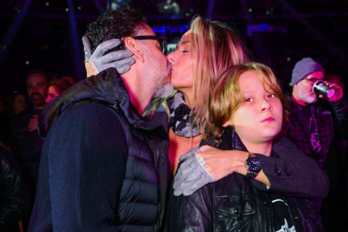 Casal tasca beijo e Vittorio fecha a cara – Foto: Manuela Scarpa/Brazil News