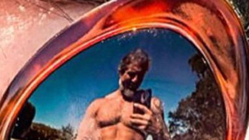 Marcos Mion surge sem camisa em selfie inusitada com a esposa: 'Te amo'