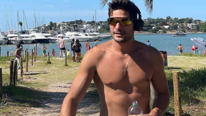 Após cirurgia, ex-BBB André Martinelli exibe corpaço sarado na praia: 'Lindo' - Foto: Acervo Pessoal
