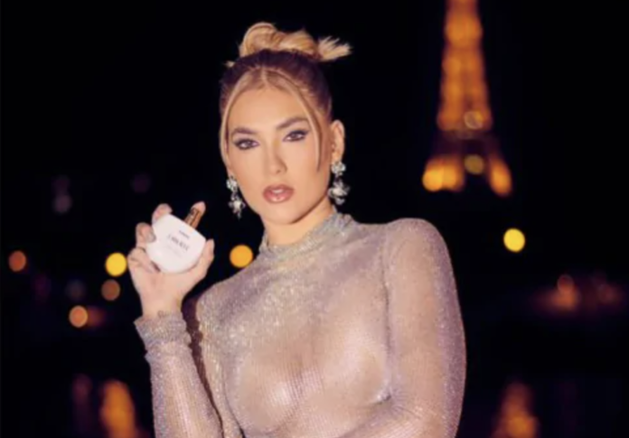 Virginia Fonseca usa camisa transparente e aposta em tapa-sexo para ensaio em Paris