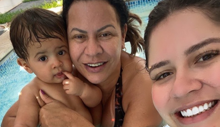 Ruth Moreira, Léo e Marília Mendonça em uma piscina