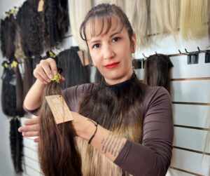 Micheli Barros: Revolucionando a Beleza com Mega Hair em Balneário Camboriú