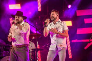 Tchê Barbaridade e Gabriel Expresso se unem em Vai Embora Daqui