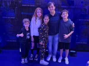 Estrelas em Ascensão Brilham na Pré-estreia de ‘Rubi Marinho: Monstro Adolescente