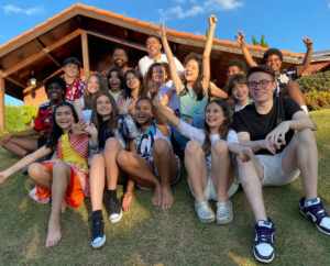 Lincoln Tornado e o elenco da Infância de Romeu e Julieta: Amizade e União