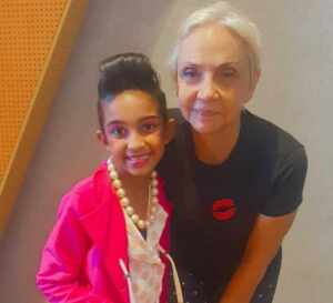 Giovanna Menino vive Dona Escolástica na EscolinhaZinha do Professor Raimundo – O Musical