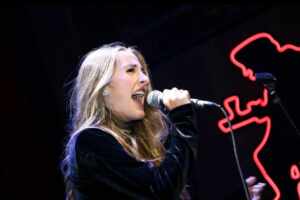 Sophia Marie: Celebrando o Dia do Rock com seu Talento Incomparável; vela!