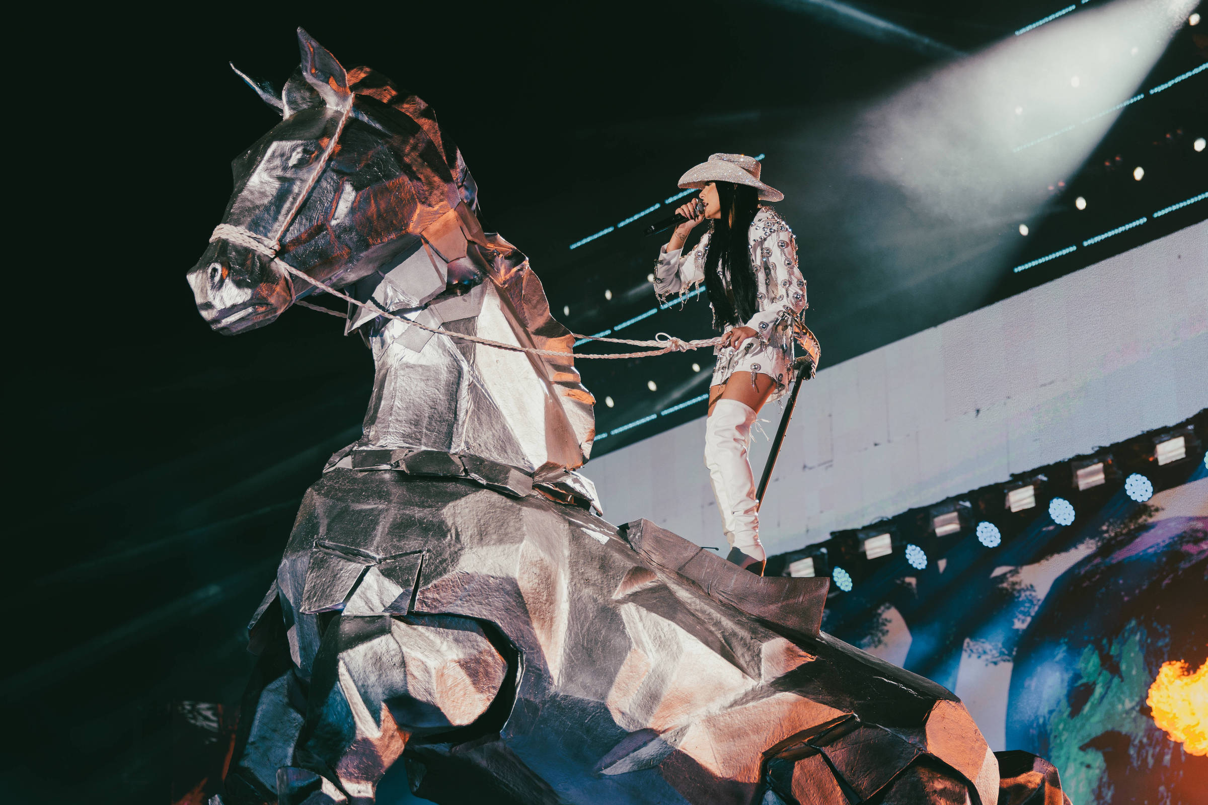 Ana Castela copia Beyoncé e monta cavalo brilhante no 'Criança Esperança'