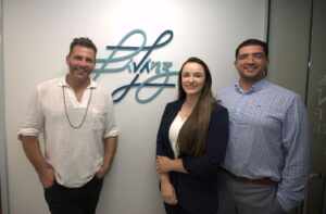 Durante trabalho nos EUA, ator Henri Castelli aproveita para cuidar da beleza