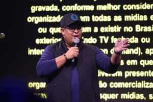 Bruno Avelar comenta caso Larissa Manoela e os pais