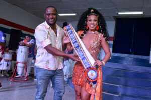 Ingride Banzo recebe faixa de Madrinha da União da Ilha