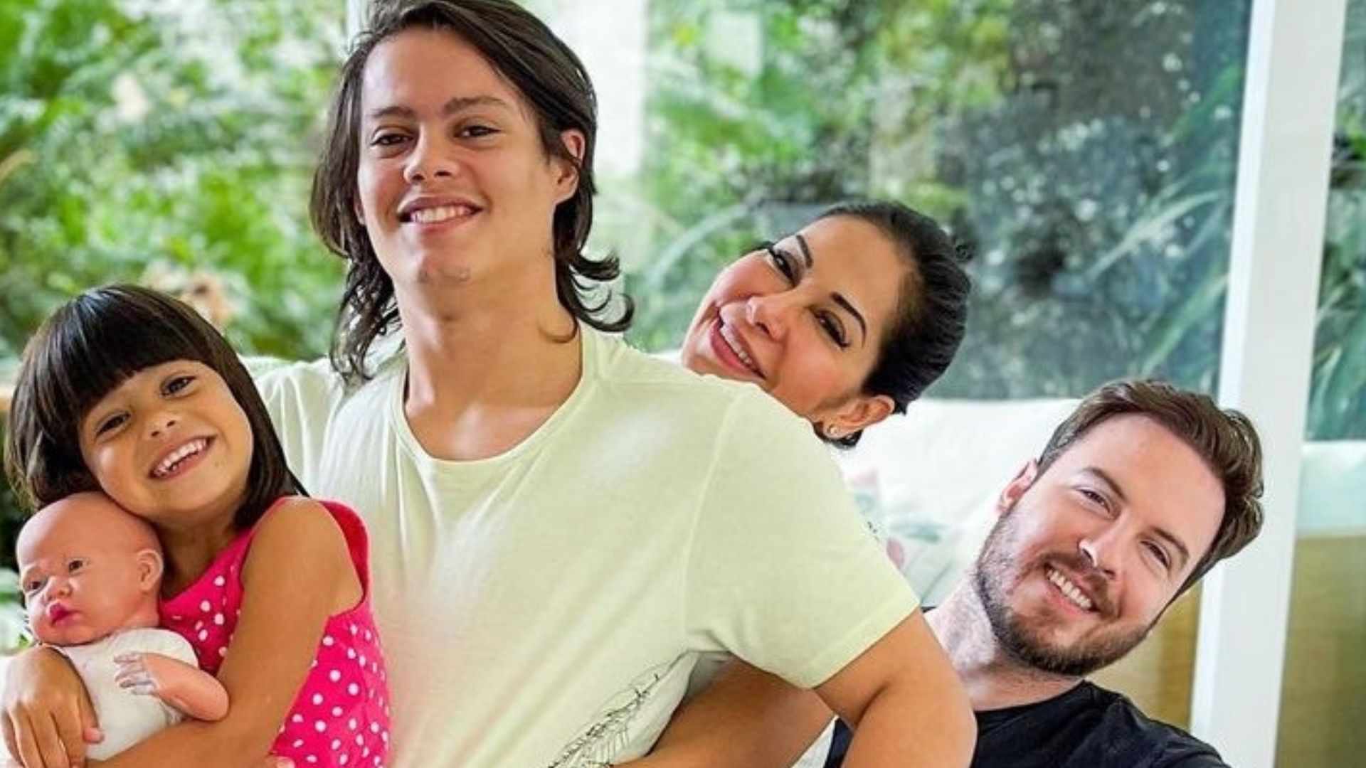 Thiago Nigro dá alianças para filhos de Maíra Cardi em casamento