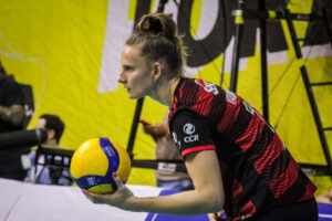Atleta de vôlei do Flamengo, Valquíria Dullius se orgulha de pertencer a equipe do Bernardinho