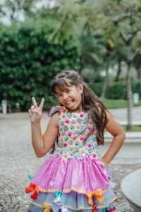 Helena Quintella encanta em evento da TV Globo, exibindo vestido artesanal exclusivo