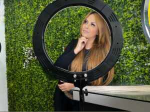 Ingrid Desirée tem artistas em sua clientela e cobra até R$ 10 mil reais