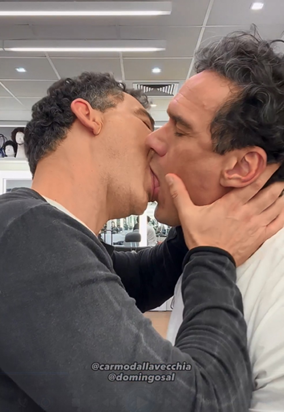 Carmo Dalla Vecchia e Domingos de Alcantara dão beijão — Foto: Instagram