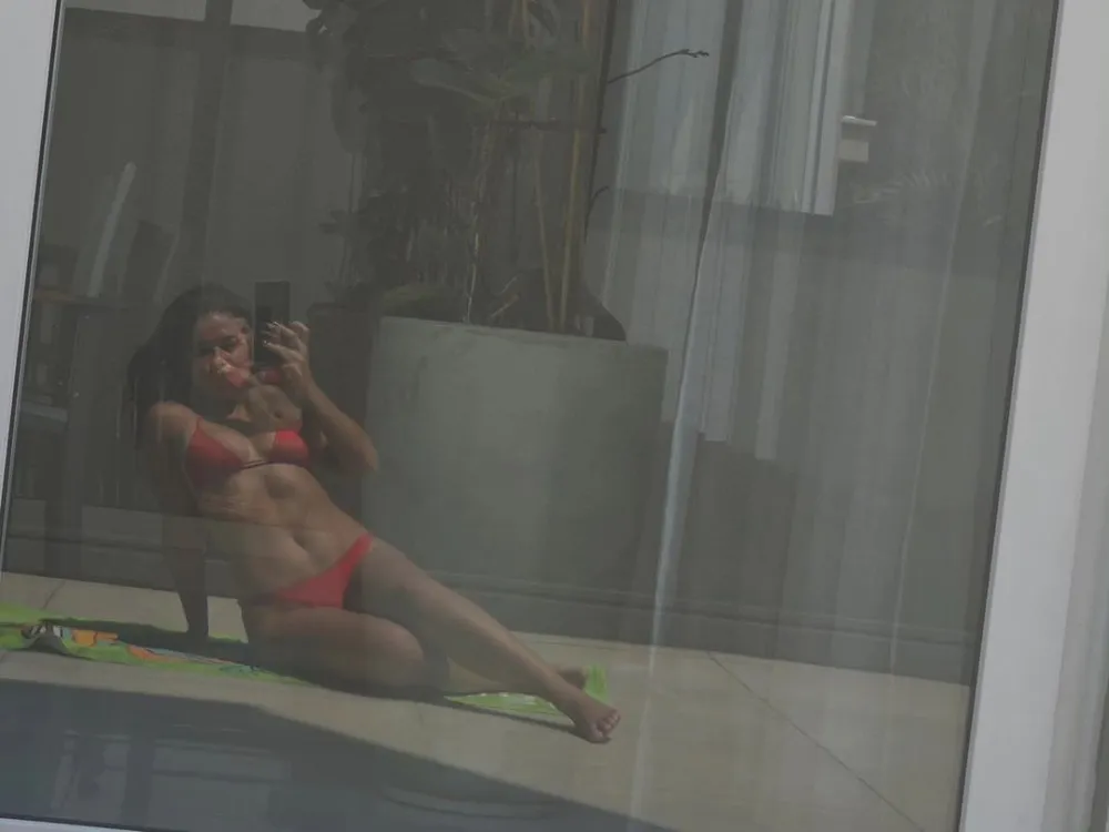 Maísa atende à pedidos e compartilha fotos curtindo dia de piscina