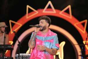 “Halls na Língua” de Kadu Martins, chega ao topo das músicas mais tocadas no Brasil